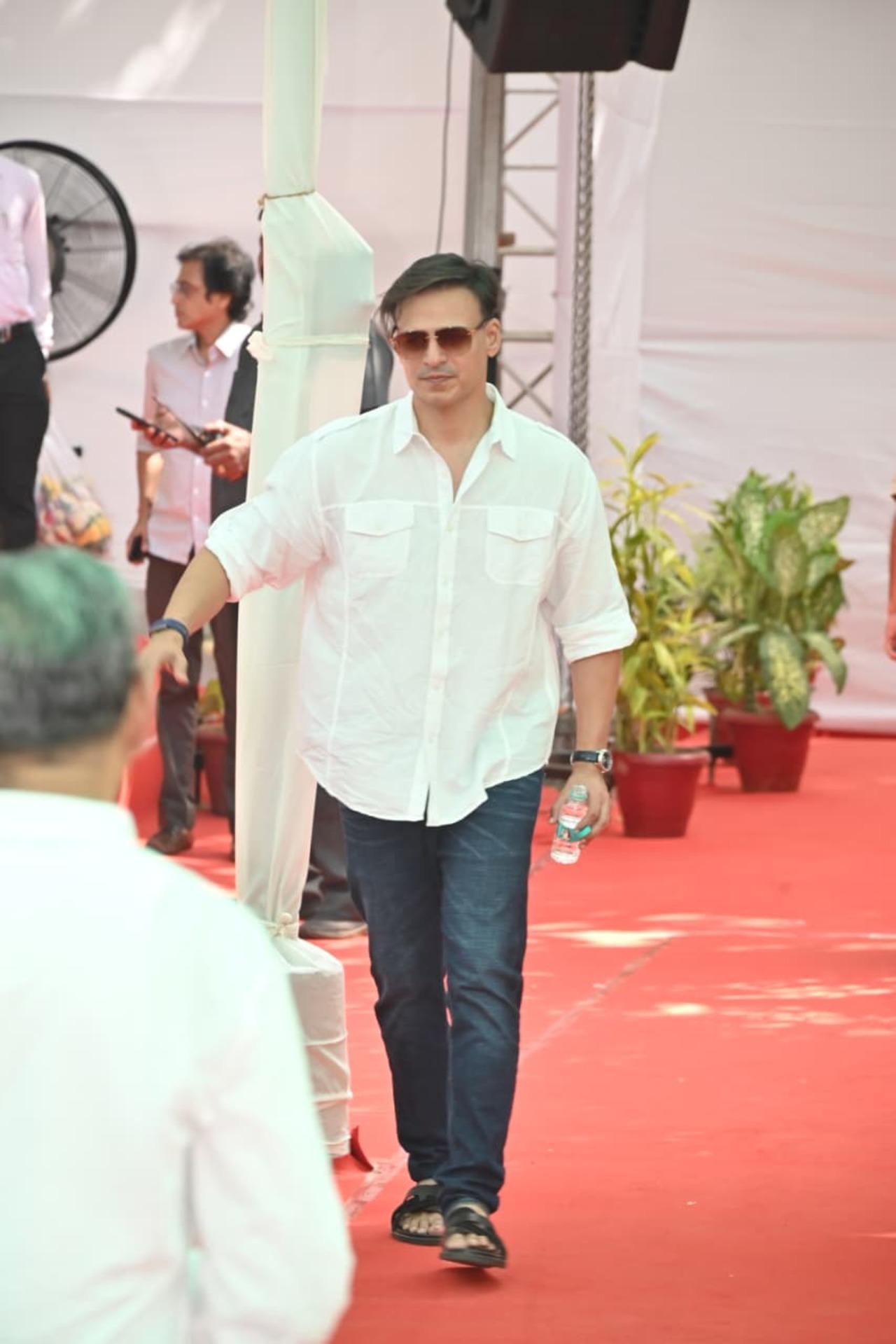 Actor Vivek Oberoi was among the first people to arrive at the Shivaji Park crematorium to bid farewell to Asha Bhosle.